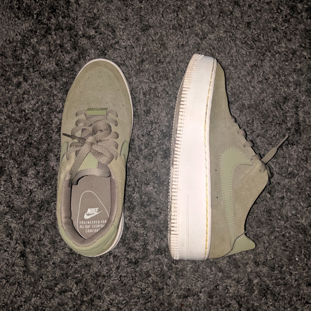 Size 7.5 Women’s Nike Air Force 1 Sage Low Trooper sneakers